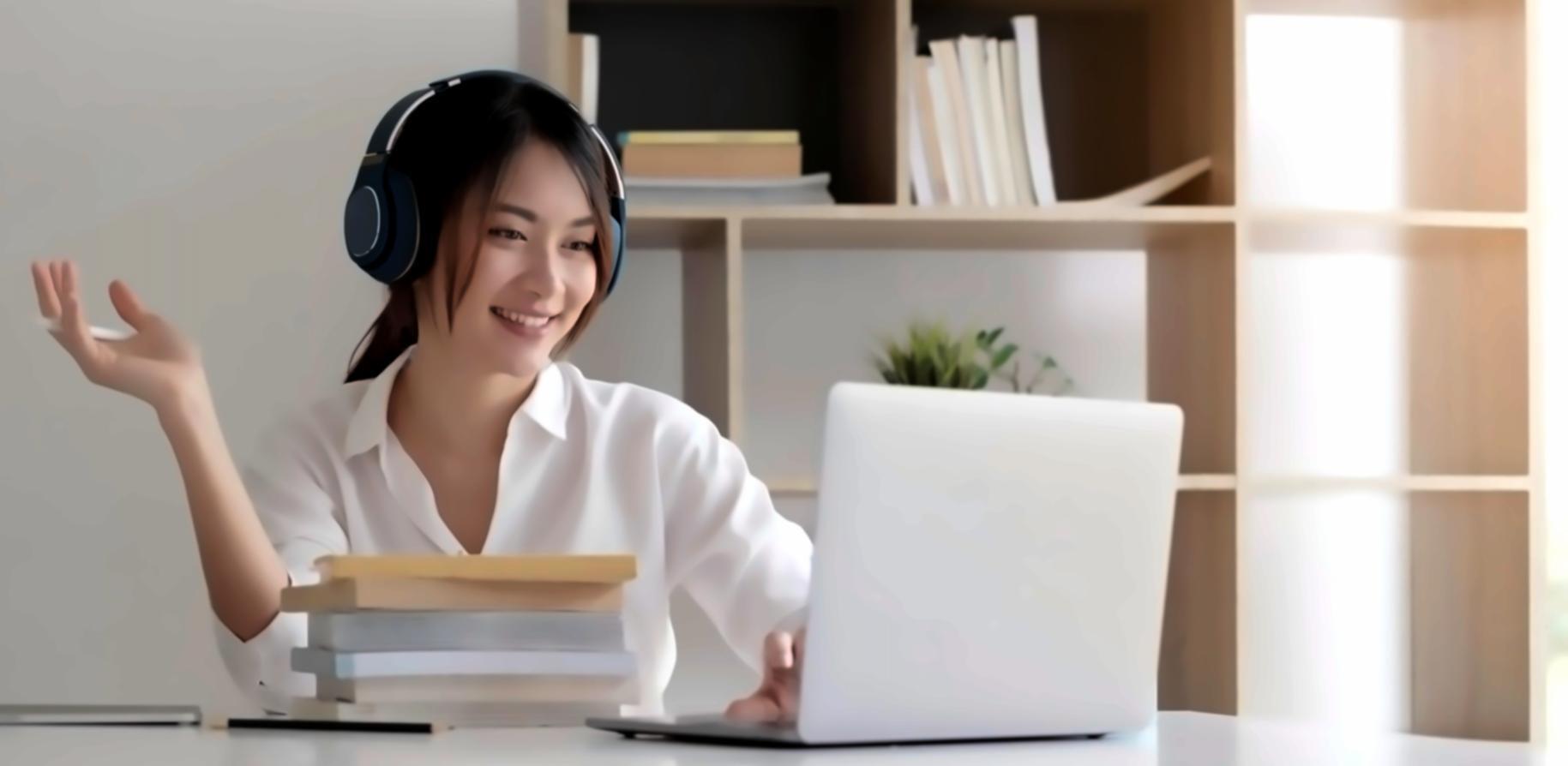 Person arbeitet mit digitalen Finanztools am Computer